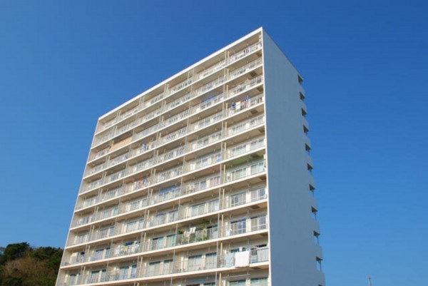 勝浦市沢倉、マンションの外観画像です