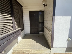 勝浦市松部、中古一戸建ての玄関画像です