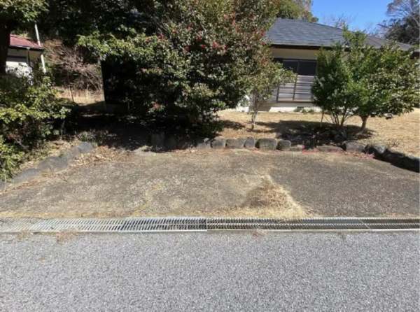 勝浦市松部、中古一戸建ての駐車場画像です