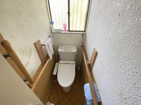 勝浦市松部、中古一戸建てのトイレ画像です
