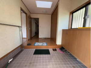 勝浦市出水、中古一戸建ての玄関画像です