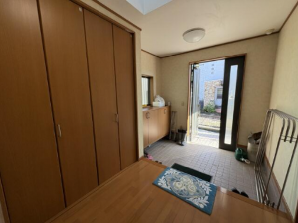 勝浦市出水、中古一戸建ての玄関画像です