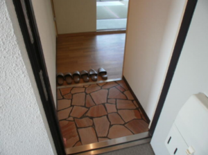 勝浦市墨名、マンションの玄関画像です