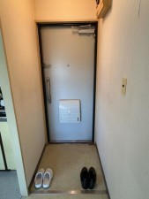 勝浦市墨名、マンションの玄関画像です