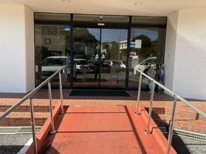 勝浦市墨名、マンションのエントランス画像です