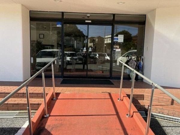 勝浦市墨名、マンションのエントランス画像です