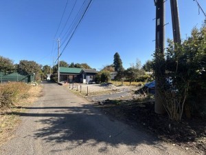 いすみ市岬町、中古一戸建ての前面道路を含む現地写真画像です