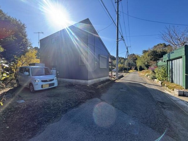 いすみ市岬町、中古一戸建ての前面道路を含む現地写真画像です