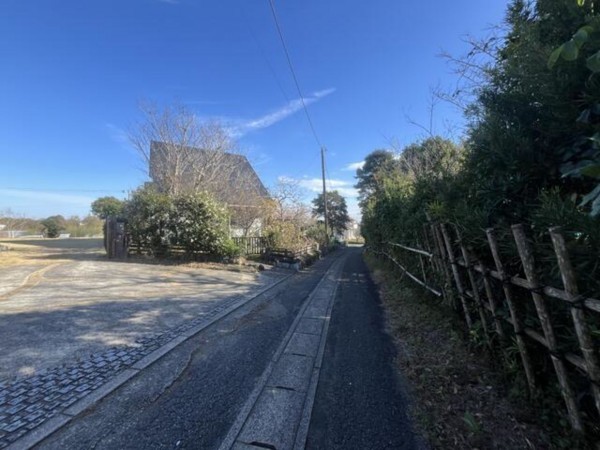 いすみ市岬町、中古一戸建ての前面道路を含む現地写真画像です