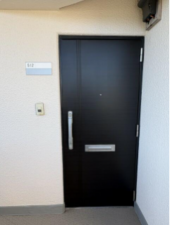 勝浦市墨名、マンションの玄関画像です