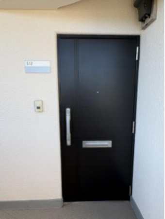 勝浦市墨名、マンションの玄関画像です