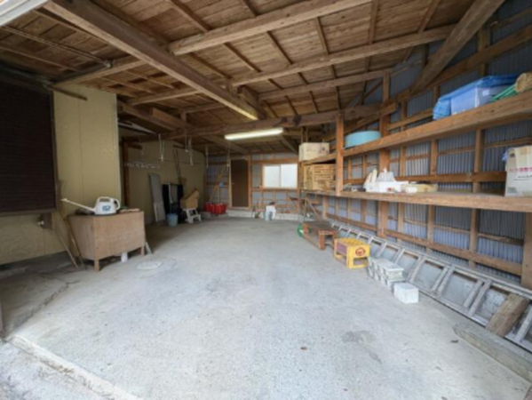 勝浦市浜勝浦、中古一戸建ての駐車場画像です