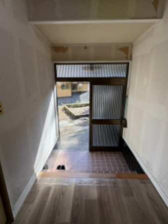 勝浦市吉尾、中古一戸建ての玄関画像です