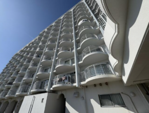 勝浦市興津、マンションの外観画像です