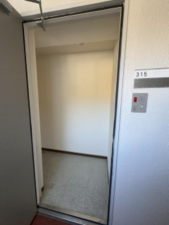 勝浦市興津、マンションの玄関画像です