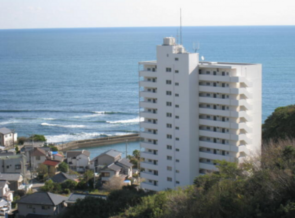 勝浦市沢倉、マンションの外観画像です