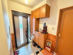 いすみ市日在、中古一戸建ての玄関画像です