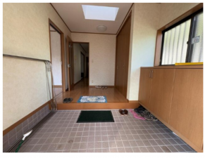 勝浦市出水、中古一戸建ての玄関画像です