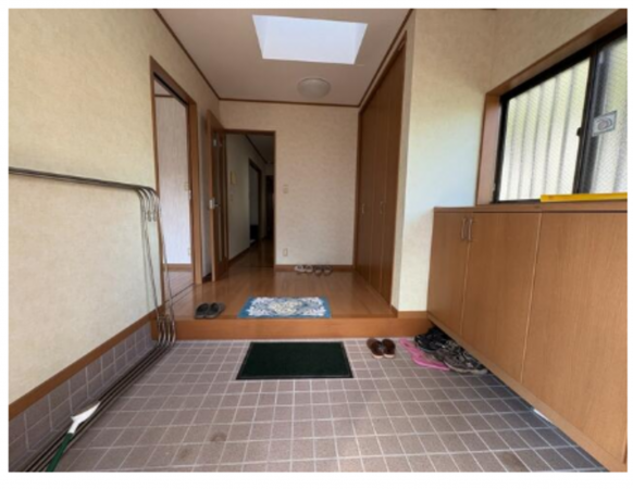 勝浦市出水、中古一戸建ての玄関画像です