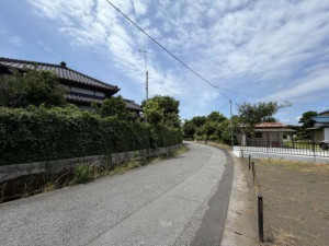いすみ市岬町、中古一戸建ての前面道路を含む現地写真画像です