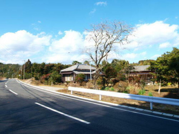 夷隅郡御宿町実谷、中古一戸建ての前面道路を含む現地写真画像です