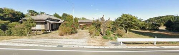 夷隅郡御宿町実谷、中古一戸建ての前面道路を含む現地写真画像です