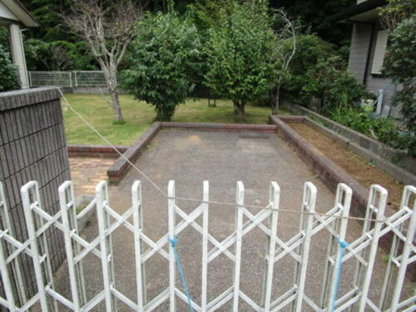 いすみ市日在、中古一戸建ての駐車場画像です