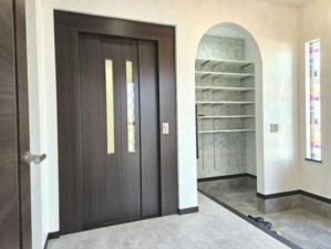 泉南郡熊取町、新築一戸建ての玄関画像です