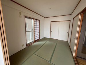 貝塚市窪田、マンションの画像です