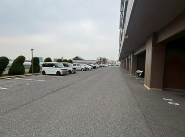 貝塚市窪田、マンションの画像です