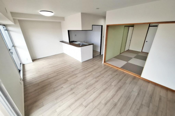 貝塚市澤、マンションの画像です