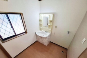 泉佐野市市場西、中古一戸建ての洗面画像です