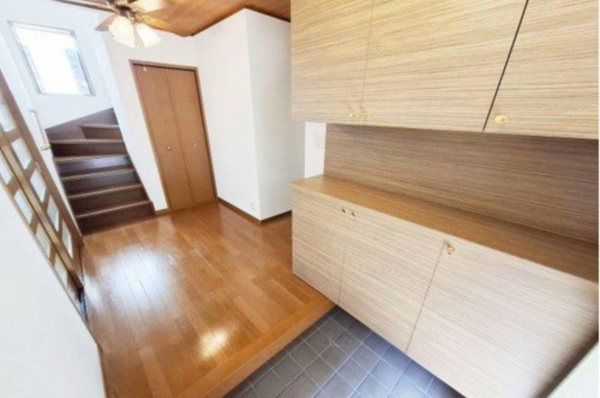 泉佐野市市場西、中古一戸建ての玄関画像です