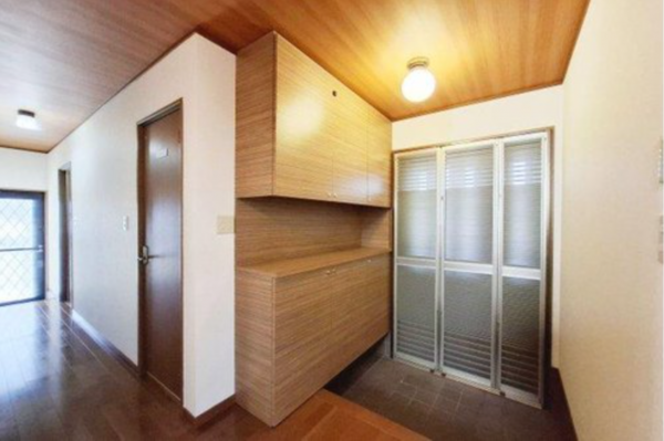 泉佐野市市場西、中古一戸建ての玄関画像です