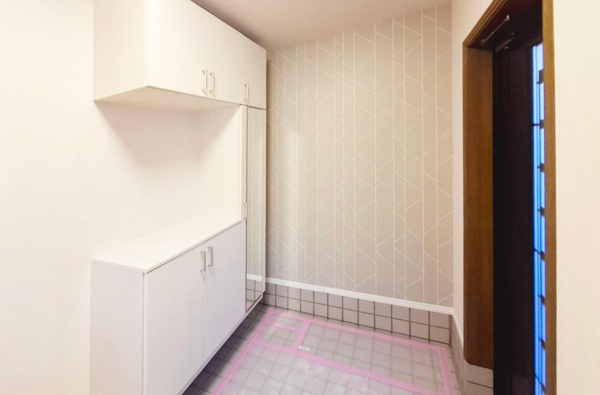 貝塚市王子、中古一戸建ての玄関画像です