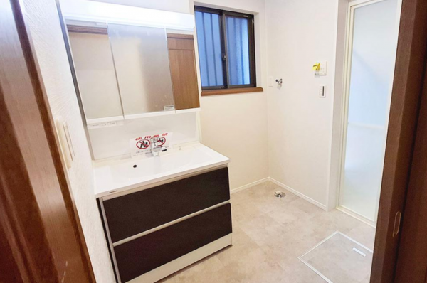 貝塚市王子、中古一戸建ての洗面画像です