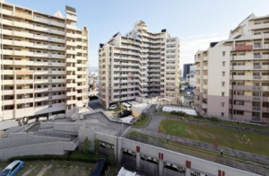 岸和田市港緑町、マンションの画像です