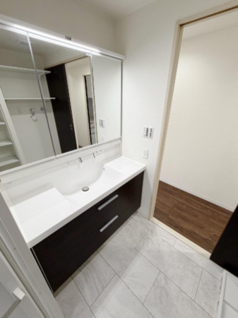 岸和田市港緑町、マンションの画像です