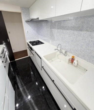 岸和田市港緑町、マンションの画像です