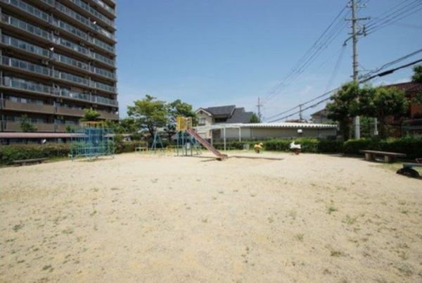 貝塚市窪田、マンションの画像です