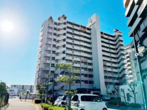 岸和田市港緑町、マンションの画像です