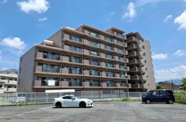 貝塚市半田、マンションの画像です