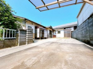 佐世保市広田、中古一戸建ての前面道路を含む現地写真画像です