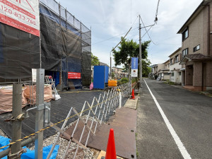 佐世保市春日町、新築一戸建ての前面道路を含む現地写真画像です