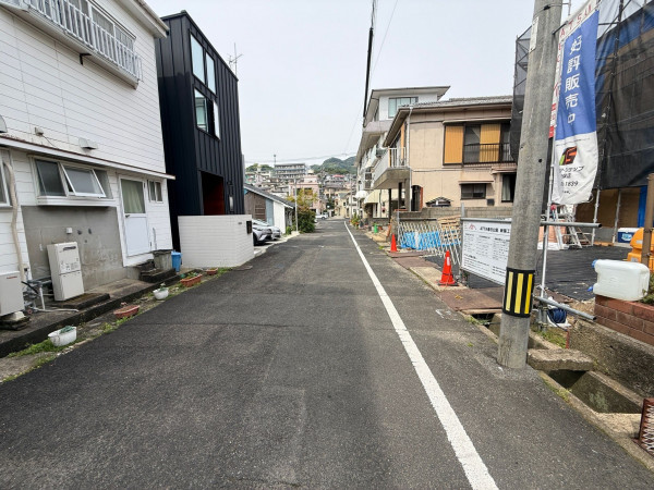 佐世保市春日町、新築一戸建ての前面道路を含む現地写真画像です