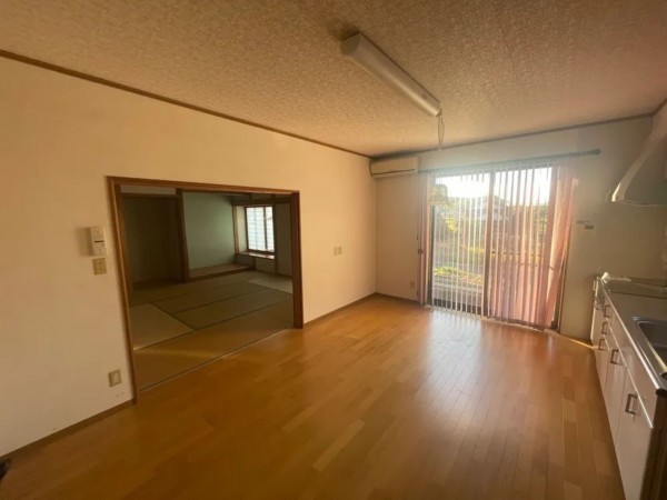 松江市玉湯町、中古一戸建ての居間画像です