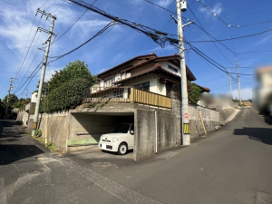 松江市上乃木、中古一戸建ての駐車場画像です