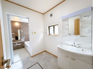 松江市宍道町、中古一戸建ての洗面画像です