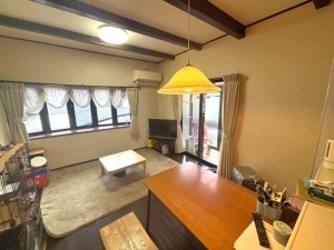 松江市東忌部町、中古一戸建ての居間画像です