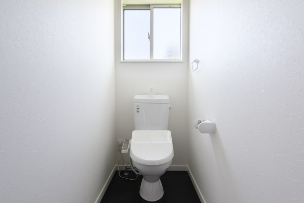出雲市斐川町、中古一戸建てのトイレ画像です